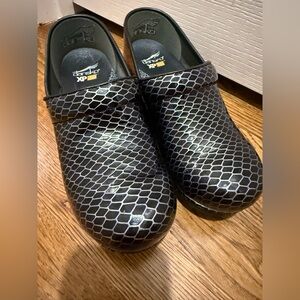 Women’s Dansko Leather slip clog size 37/ 6.5